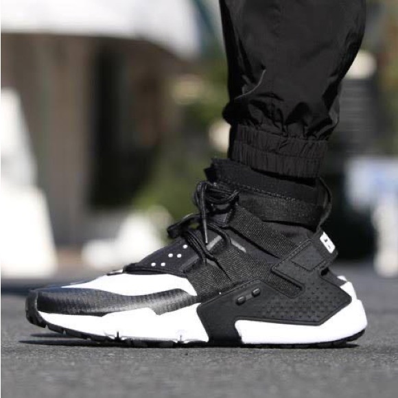 NIKE Black White Air Huarache Gripp